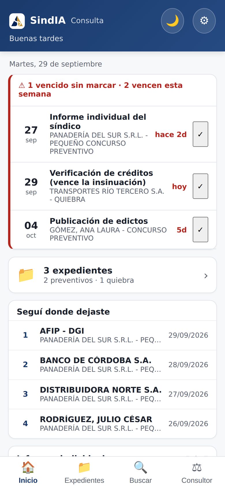 Inicio de la aplicación del teléfono: un vencimiento vencido sin marcar y dos de esta semana, cada uno con su tilde para marcarlo cumplido; los expedientes del estudio; y los últimos acreedores trabajados.